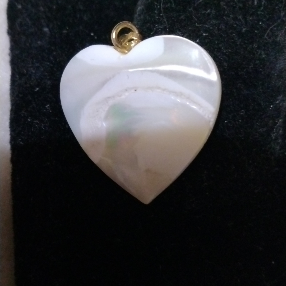 Mother of pearl charm heart shaped NWT (sku 343) - Picture 3 of 4
